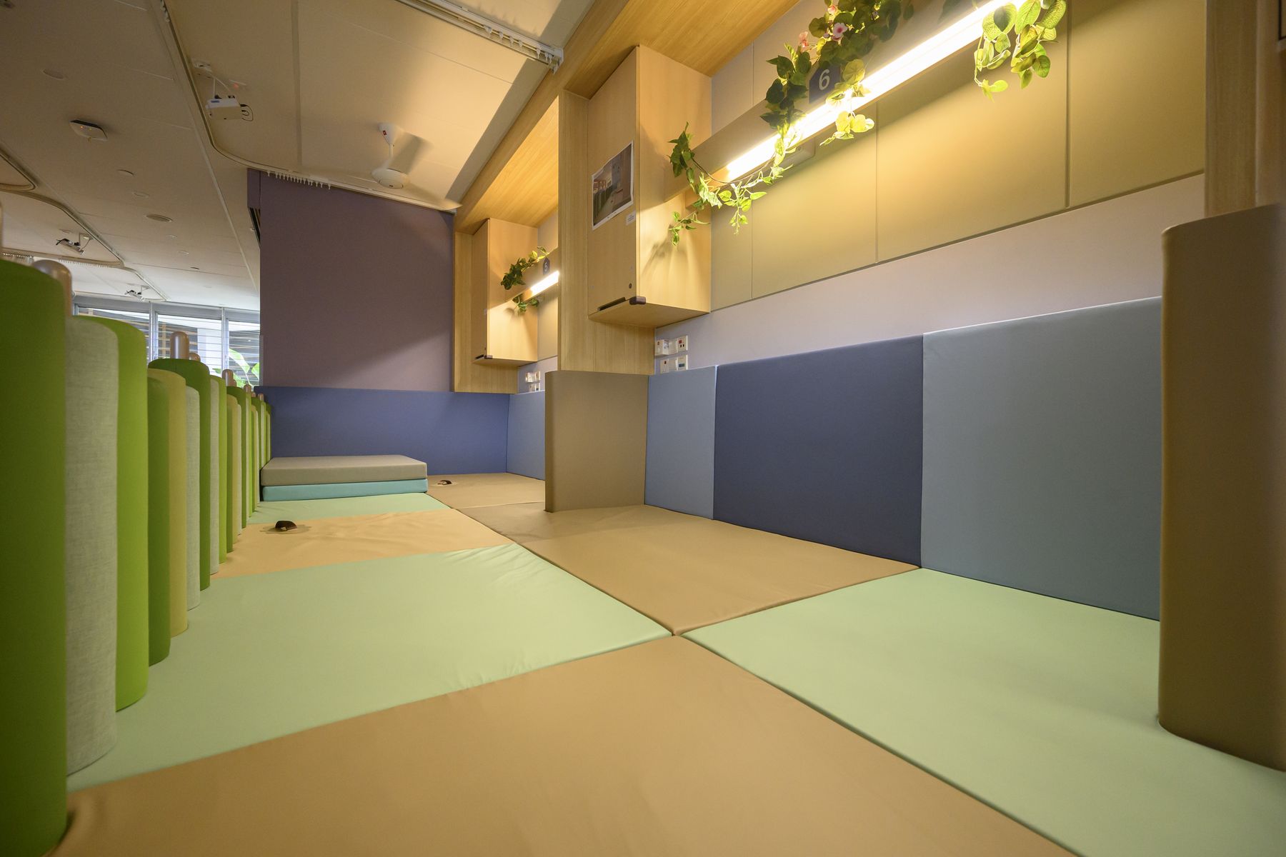 The new ward seen along the row of floor-based bays and green bolster dividers