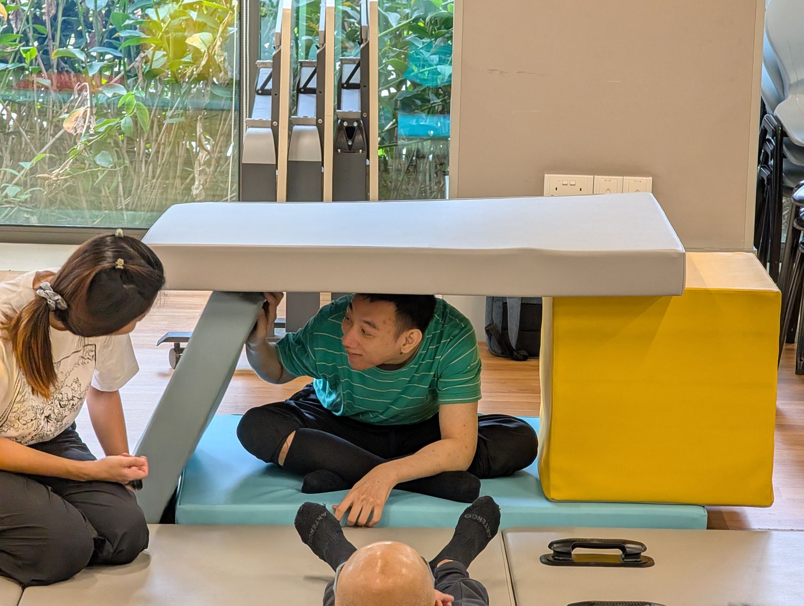 Testing a low table bridging over the floor mats